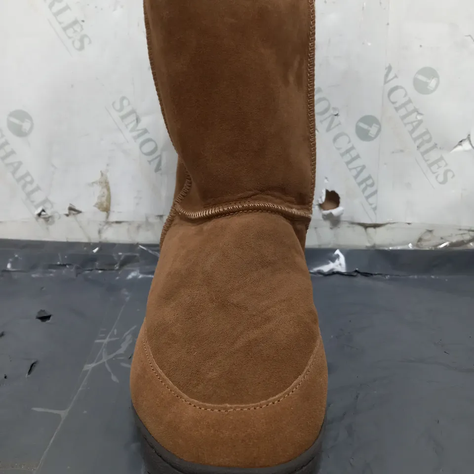 BOXED PAIR OF EMU AUSTRALIA ANKLE BOOTS IN CAMEL SIZE 7