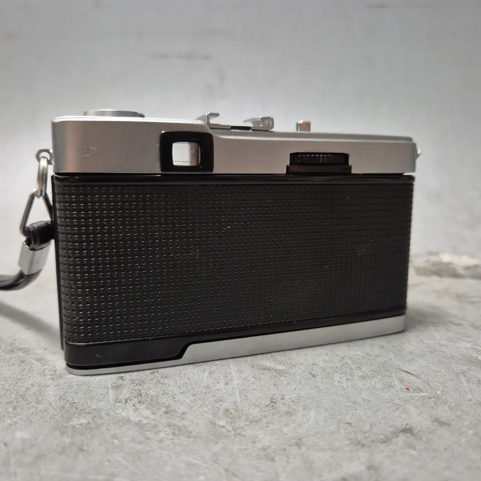 OLYMPUS TRIP 35 CAMERA IN BLACK/SILVER COLOUR