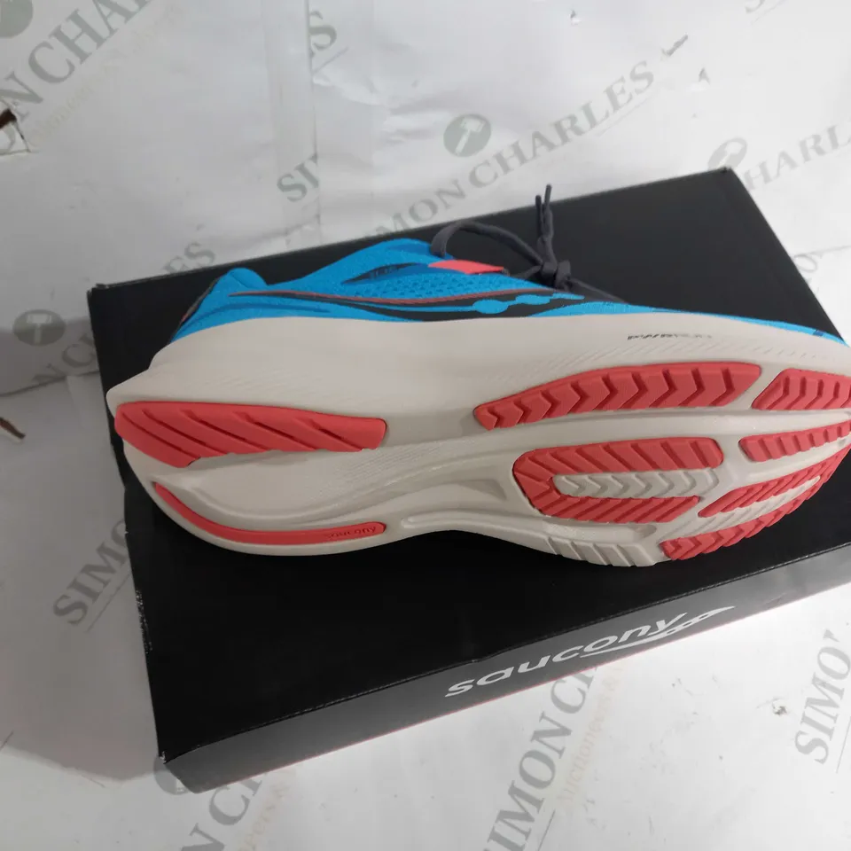 BOXED PAIR OF SAUCONY WOMEN'S LACED RUNNING SHOES IN BLE - UK SIZE 5.5