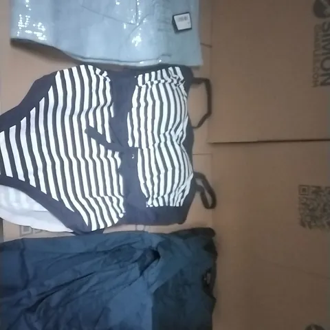 PALLET CONTAINING APPROXIMATELY 120 BRAND NEW DESIGNER WOMEN'S CLOTHES WHICH INCLUDE; JD WILLIAMS AND SIMPLY BE JEANS, SWIMSUITS, SHIRTS ETC