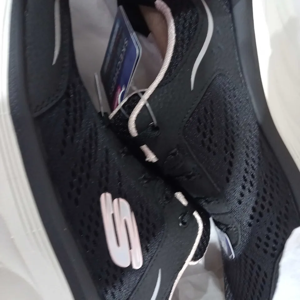 BOXED SKECHERS DLUX WALKER INFINITE MOTION TRAINERS, BLACK - SIZE 5