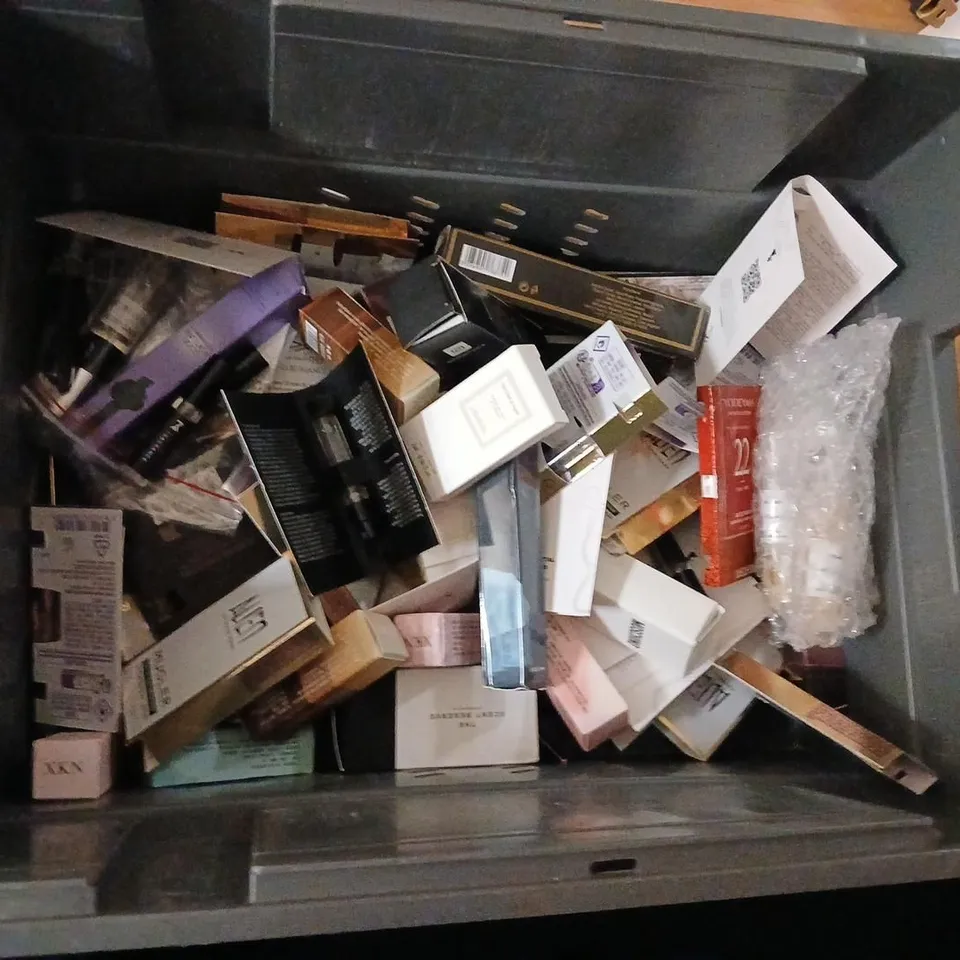 LARGE QUANTITY OF ASSORTED TESTER/SAMPLE FRAGRANCES