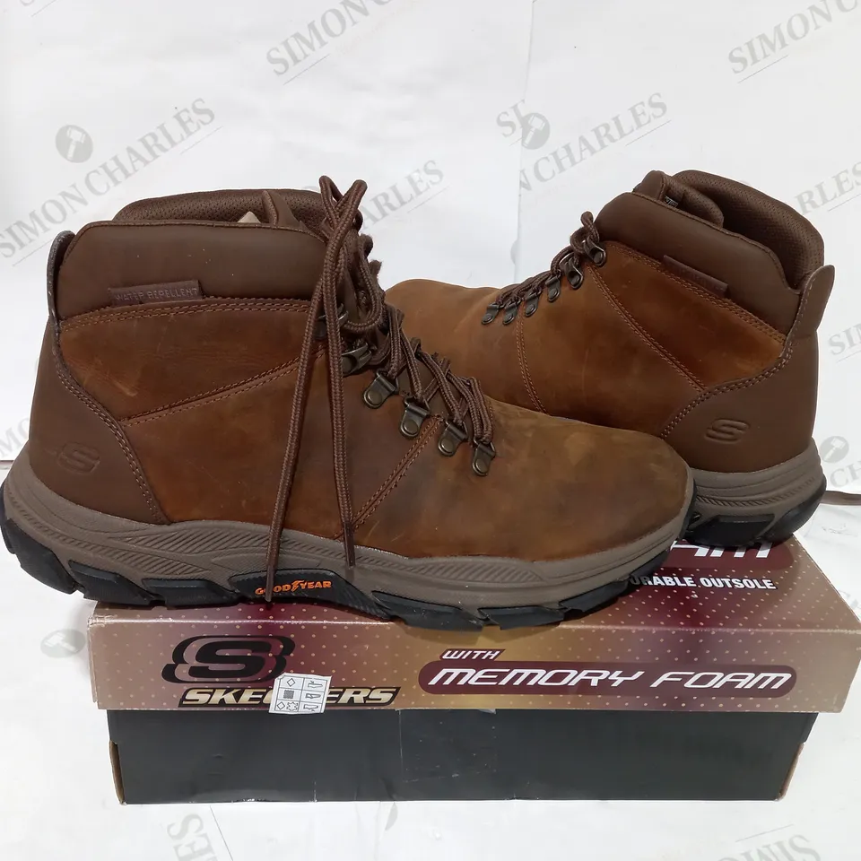 BOXED PAIR OF SKECHERS DARK BROWN MENS BOOTS - SIZE 11