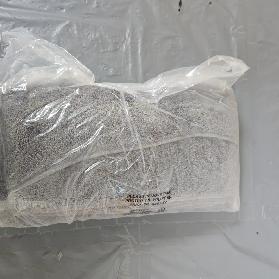 Grey Bath Towel – Plush Cotton (Unbranded)