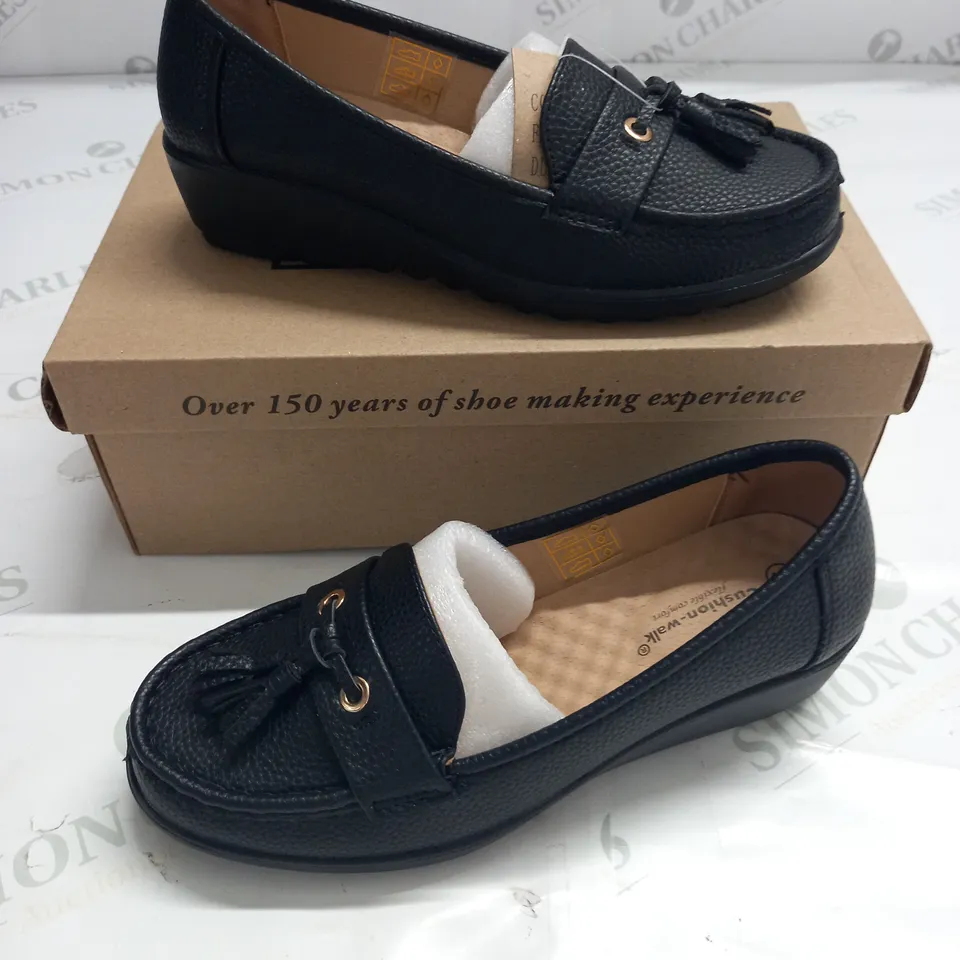 BOXED PAIR OF CUSHION WALK TASSLE SLIP ON LEATHER SHOE IN BLACK - 3