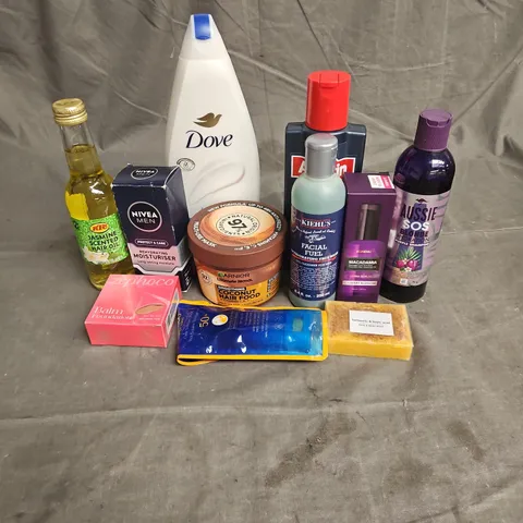 APPROXIMATELY 20 ASSORTED HEALTH & BEAUTY PRODUCTS TO INCLUDE - KIEHLS FACIAL FUEL - DOVE BODY WASH - ALPECIN CAFFEINE SHAMPOO - ETC - COLLECTION ONLY