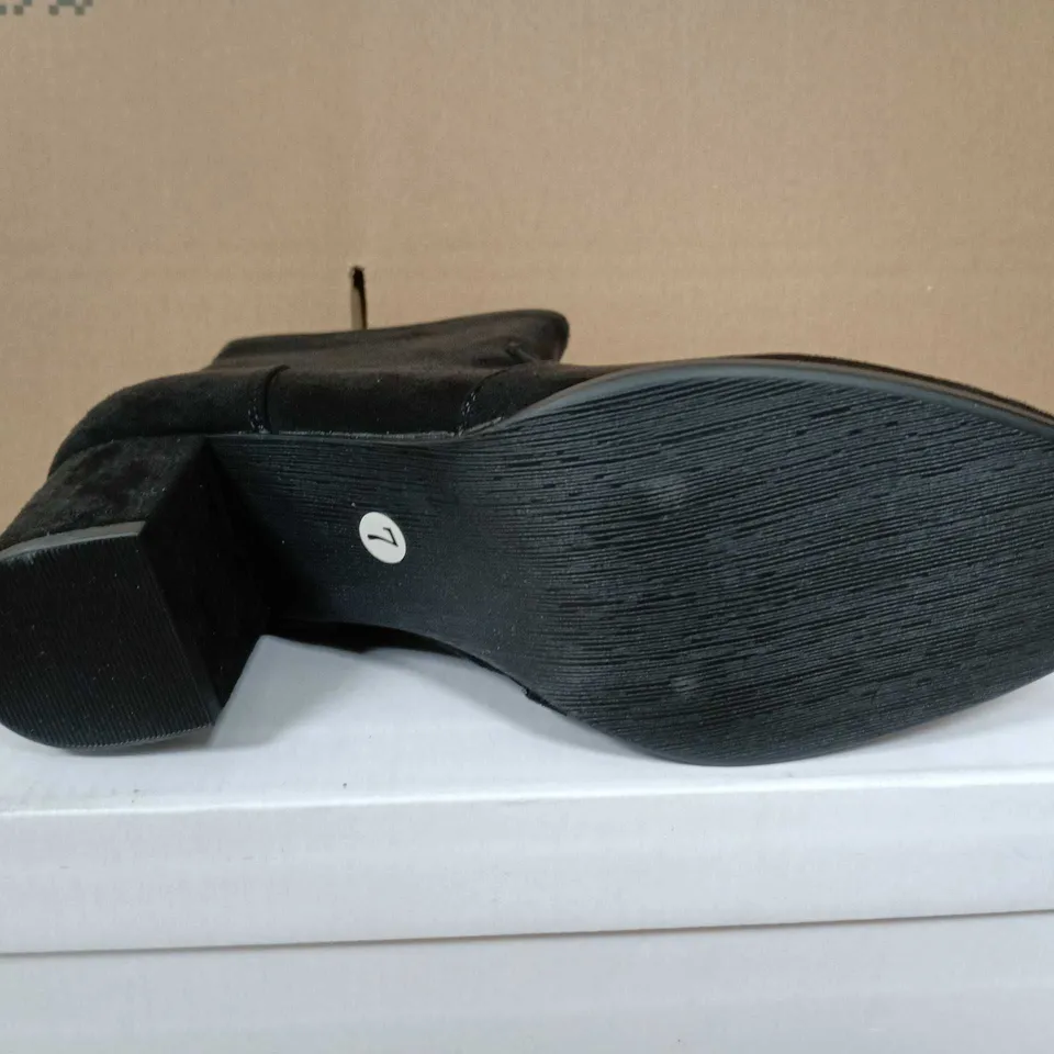 BOXED PAIR OF SHOES BY EMMA BLACK SUEDE ANKLE BOOT WITH BLOCK HEEL – UK 7 