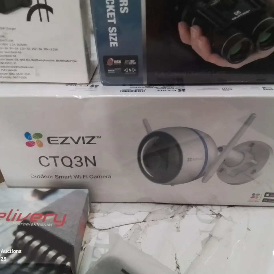 BOX CONTAINING LARGE NUMBER OF BOXED ELECTRONIC GOODS TO INCLUDE: OUTDOOR SMART CAMERA, HEADPHONES, LIGHT BULBS, BATTERIES, INK CARTRIDGES AND LOTS MORE.