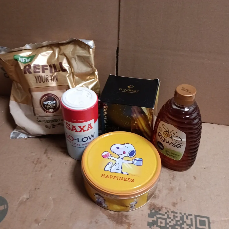 APPROXIMATELY 10 ASSORTED FOOD & DRINK ITEMS TO INCLUDE ROWSE ORGANIC HONEY, SAXA SO-LOW, NESCAFE GOLD REFILL, ETC - COLLECTION ONLY