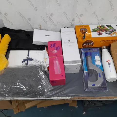 BOX OF APPROXIMATELY 15 ASSORTED HOUSEHOLD ITEMS TO INCLUDE OCTOPUS BATHMAT, KITCHEN VEGGIE SLICER, AND AIR UP BOTTLE ETC. 