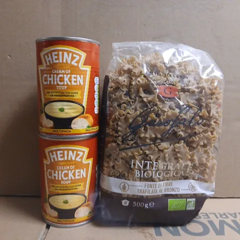 APPROXIMATELY 10 ASSORTED FOOD AND DRINK ITEMS TO INCLUDE CREAM OF CHICKEN SOUP, WHOLEWHEAT ORGANIC PASTA, ETC
