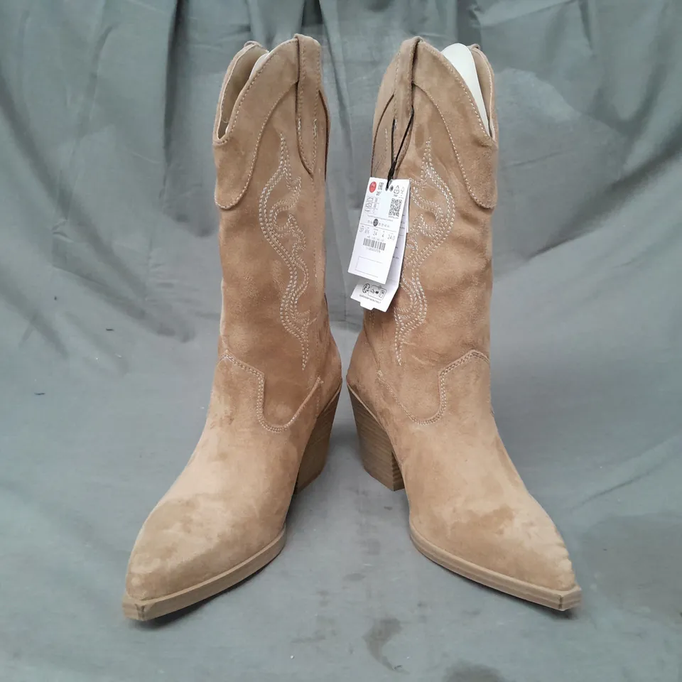 PAIR OF BERSHKA WESTERN STYLE BLOCK HEEL BOOTS IN TAN UK SIZE 4