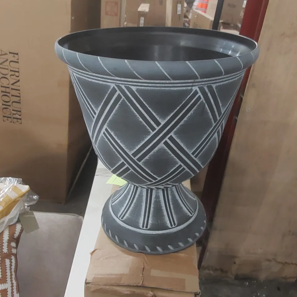 LATTICE URN IN BLACK WITH WHITE