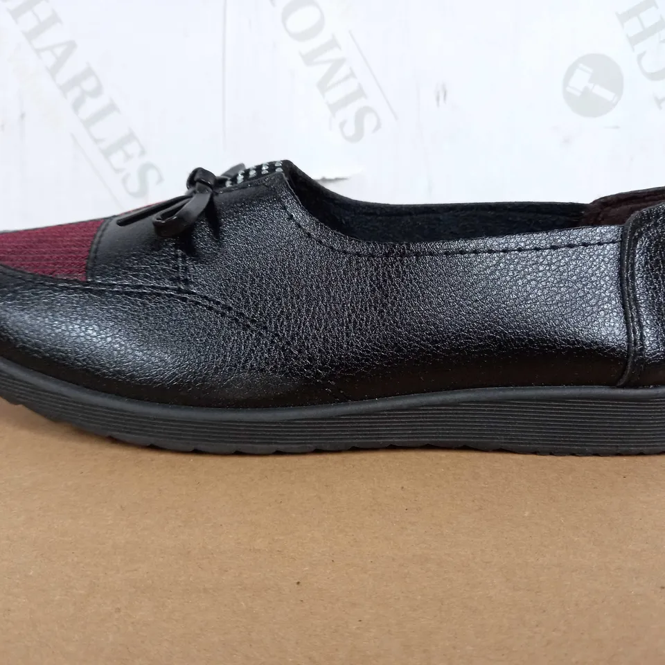PAIR OF LOAFERS (BLACK/PURPLE), SIZE 39 EU