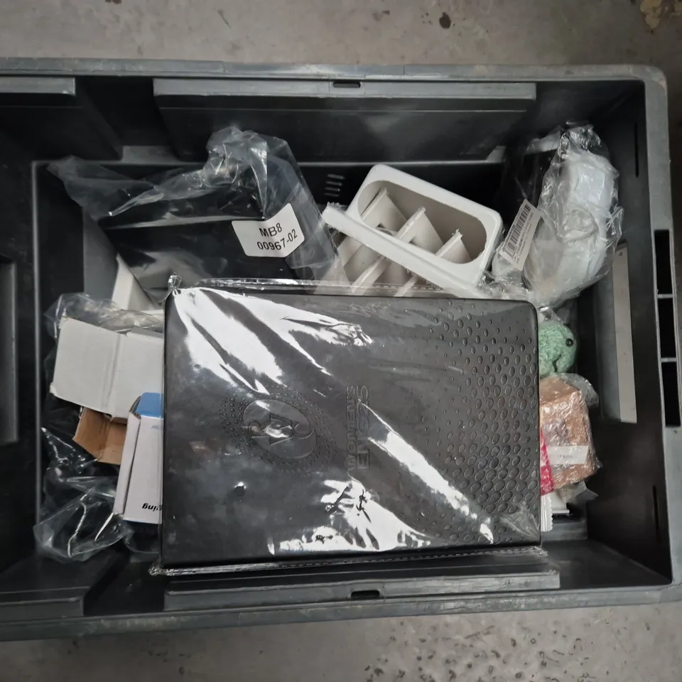 APPROXIMATELY 15 ASSORTED HOUSEHOLD ITEMS TO INCLUDE GUTERMANN COTTON THREADS - WHEELIE BIN BAGS AND TENNIS BALL