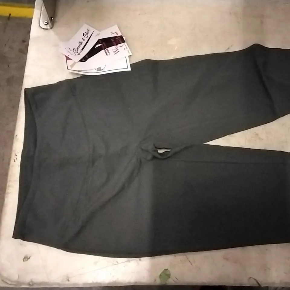 BOX CONTAINING WOMEN WITH CONTROL GREY LEGGINGS, SIZE XS , 21 PCS