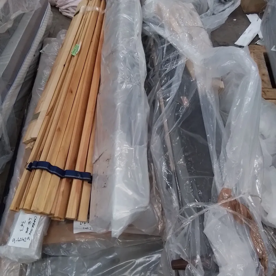 LOT TO CONTAIN AN ASSORTMENT OF DESIGNER BED PARTS, INCLUDES SLATS, SIDE RAILS, HEADBOARD ETC 