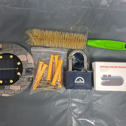 APPROXIMATELY 10 ASSORTED HOUSEHOLD ITEMS TO INCLUDE PORTABLE SEALING MACHINE, PADLOCK, SOLAR STONE EFFECT DECK LIGHT, ETC