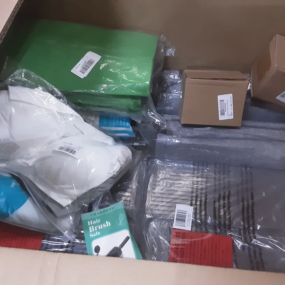 PALLET OF ASSORTED HOMEWARE ITEMS TO INCLUDE TOTE BAGS, WOMENS CLOTHES, STORAGE TRAYS ETC