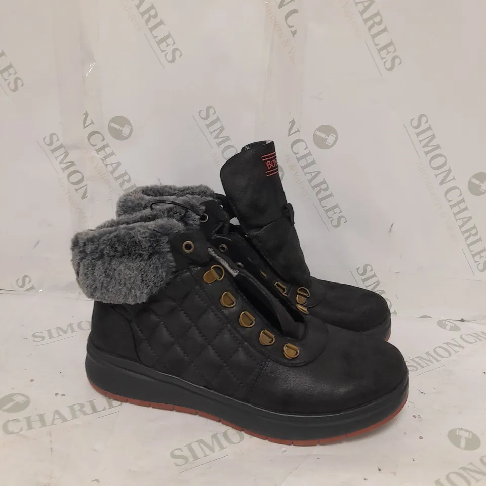 BOXED PAIR OF SKECHERS BOBS SKIPPER WAVE DIAMOND QUILTS BOOTS IN BLACK SIZE 5.5