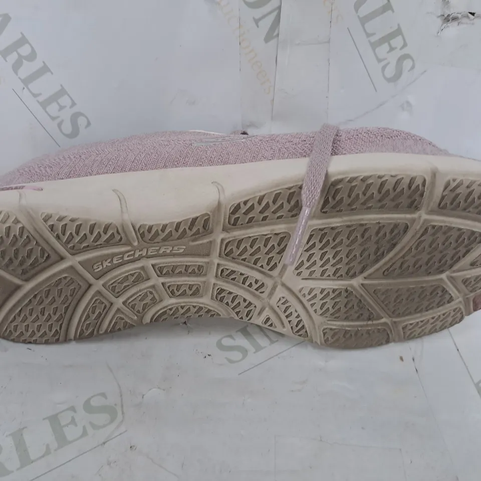 SKETCHERS ARCHFIT TRAINER SIZE 5.5