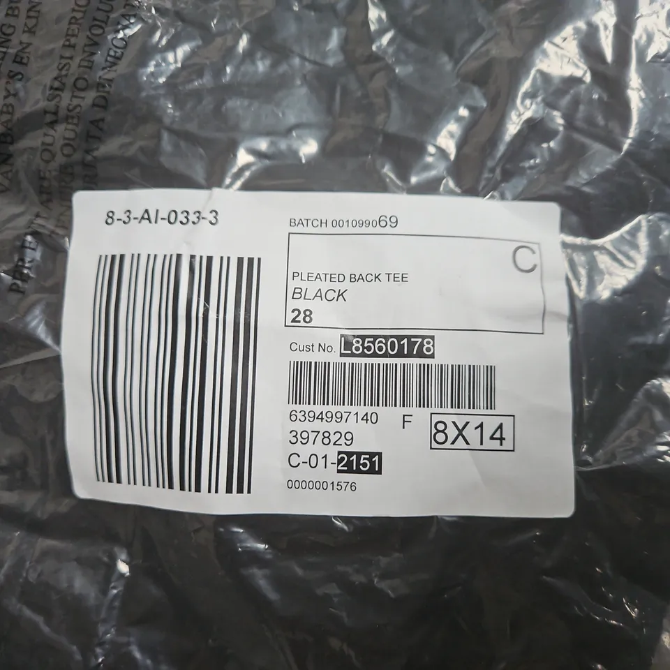 GB302 PLEATED BACK TEE – BLACK, UK 28 (EU 56, USA 24)