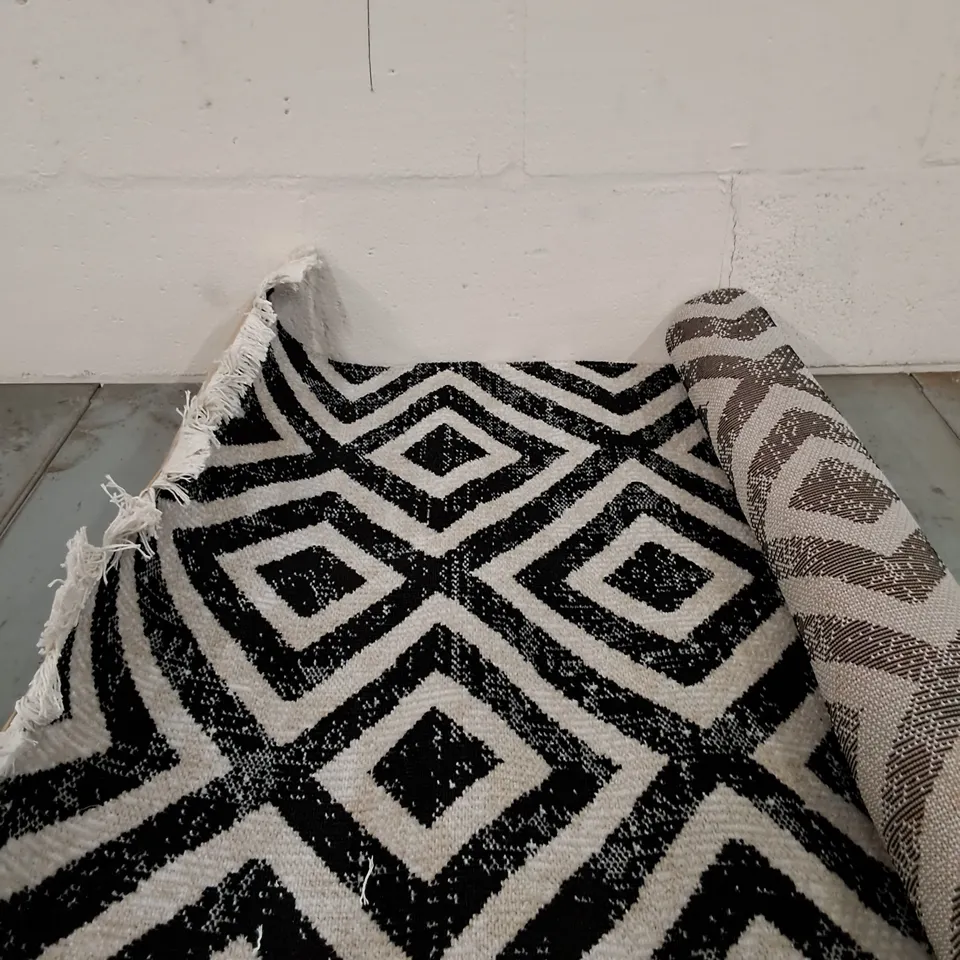 BRAND NEW PACO HOME 821 BLACK AND WHITE POCO RUG SIZE 80CM X 150CM 