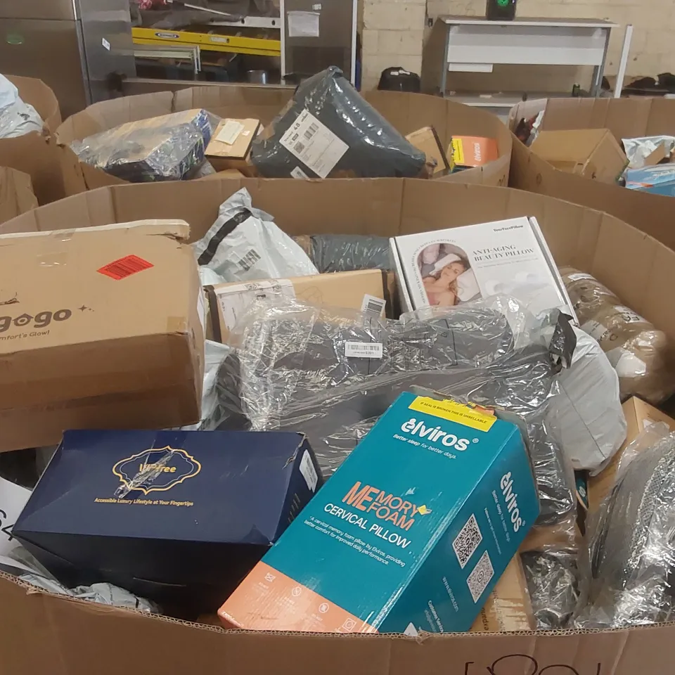 PALLET CONTAINING A VERY LARGE QUANTITY OF ASSORTED PILLOWS AND RELATED BEDDING/COMFORT PRODUCTS ECT