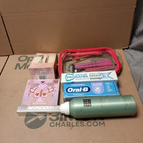 TOTE OF APPROXIMATELY 20 ASSORTED COSMETIC ITEMS TO INCLUDE SENSODYNE, ORAL B, NO 7 LIP DUO, BRUSH SET, WONDERSKIN LIP STAIN ETC
