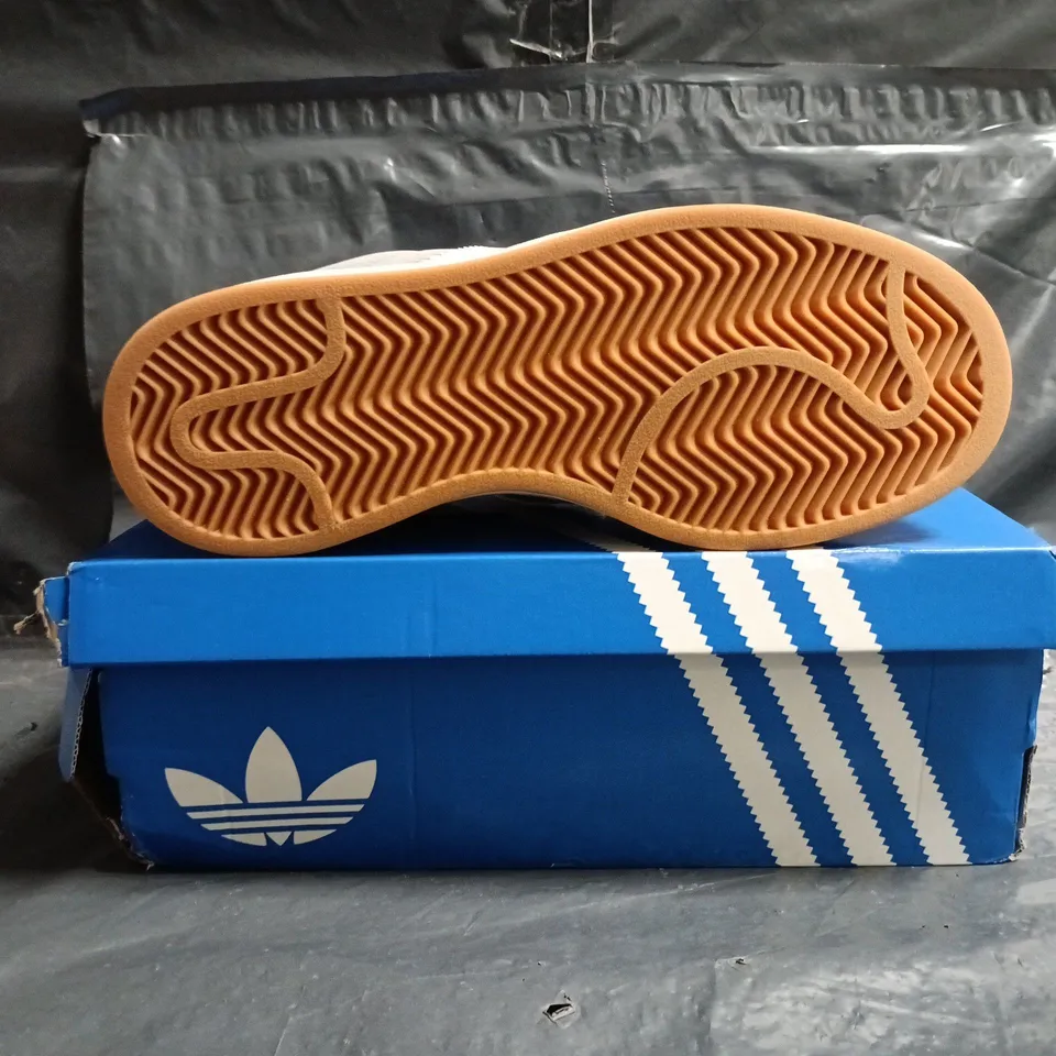 BOXED PAIR OF ADIDAS CAMPUS 00S J TRAINERS IN GREY/WHITE SIZE UK 4.5