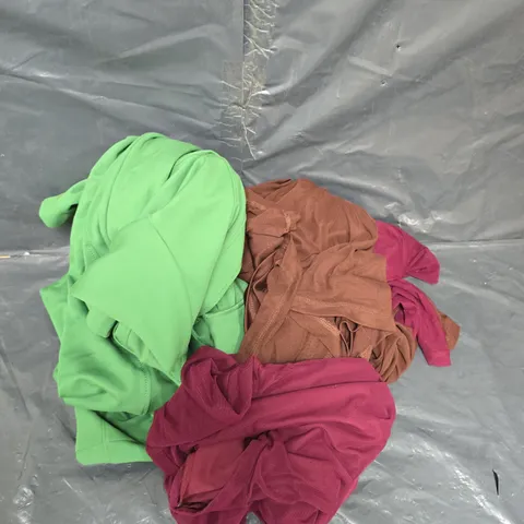 APPROXIMATELY 15 ASSORTED CLOTHING ITEMS IN VARIOUS STYLES, SIZES & COLOURS ETC