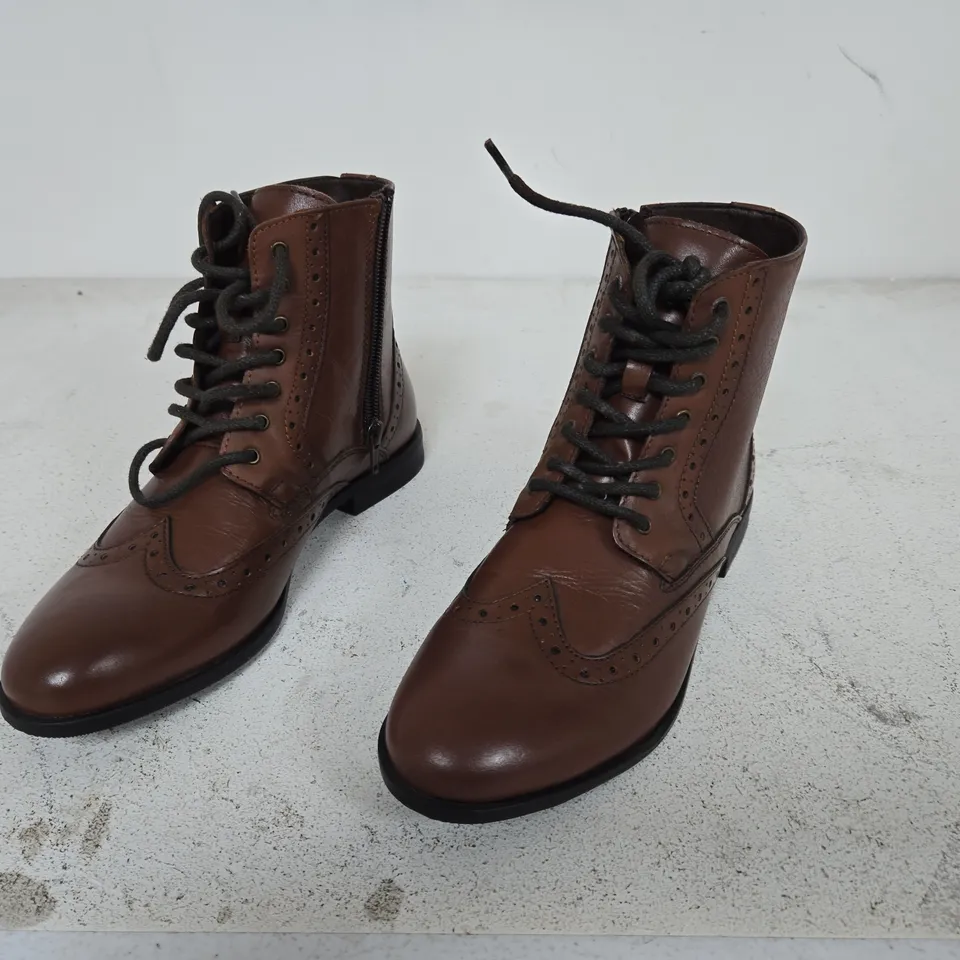 WOMEN'S BROWN LEATHER BROGUE BOOTS SIZE 6