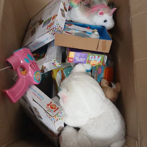 APPROXIMATELY 15 ASSORTED TOYS & GAMES PRODUCTS TO INCLUDE UNICORN PLUSHIE , BUBBLE TOY GUN , ETC