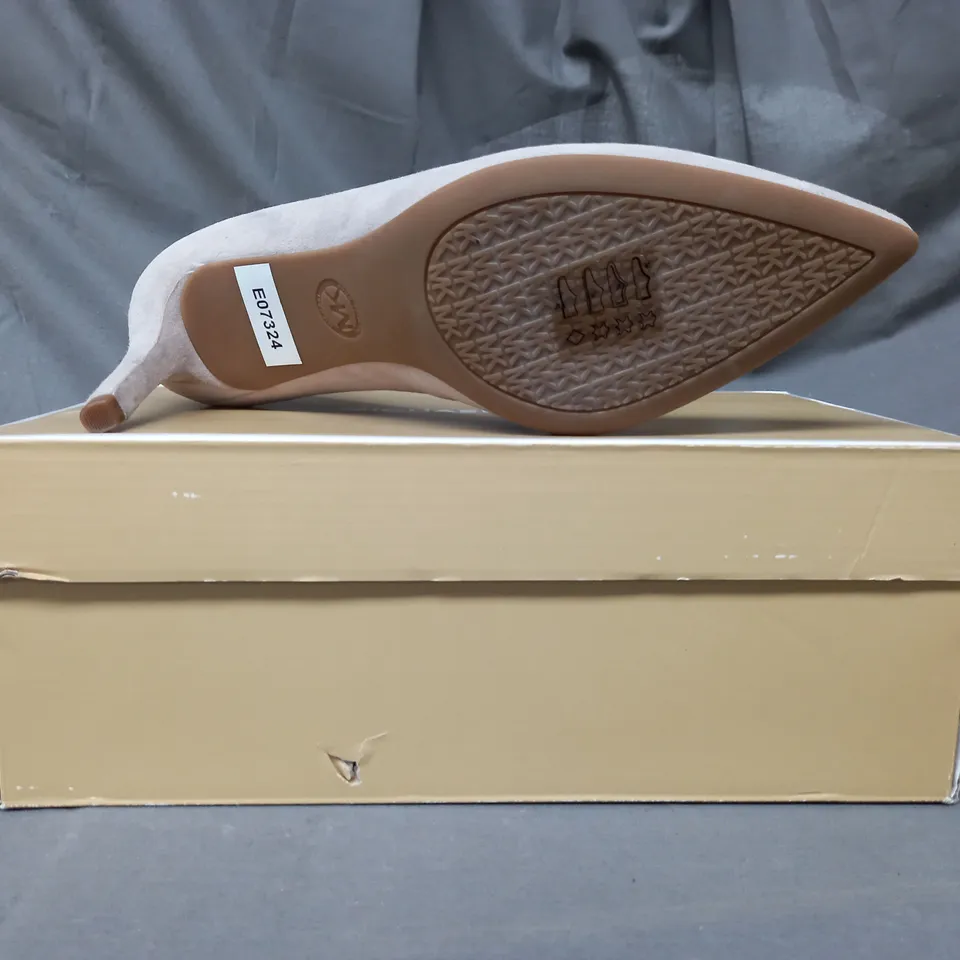 BOXED PAIR OF MICHAEL KORS POINTED TOE HEELS IN GREY SIZE UNSPECIFIED