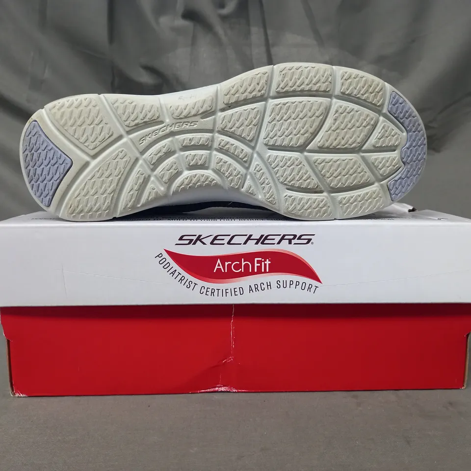 BOXED PAIR OF SKECHERS ARCH FIT TRAINERS IN BLACK SIZE 3.5