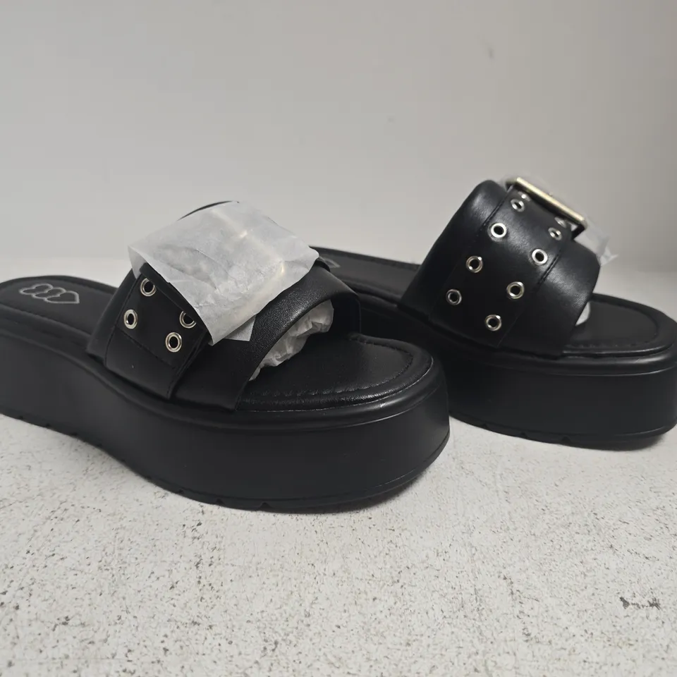 BOXED PAIR OF UNBRANDED OPEN TOE PLATFORM SANDALS WITH BUCKLE IN BLACK SIZE 5