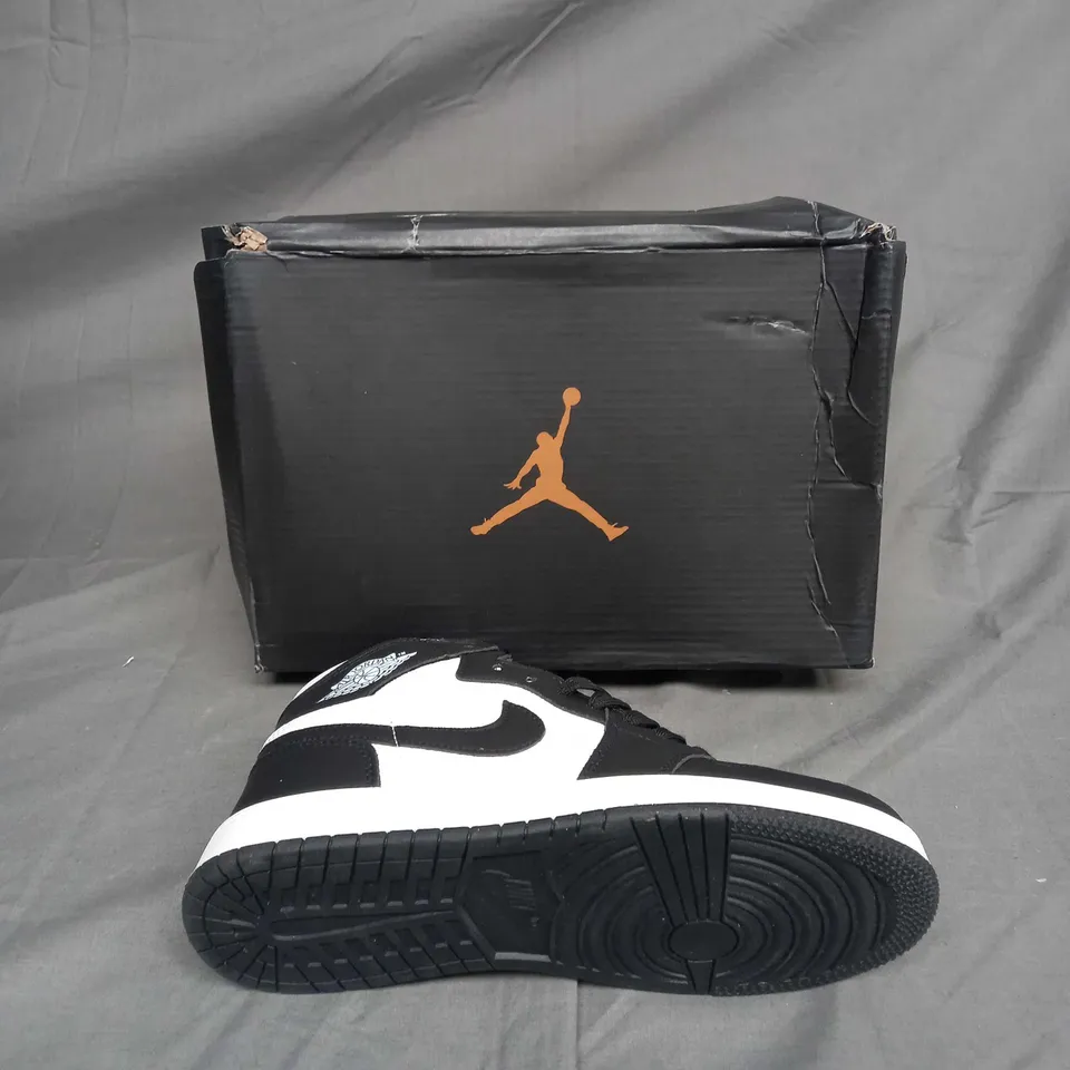 BOXED PAIR OF AIR JORDAN 1 HIGH BLACK/WHITE SIZE UK 5.5