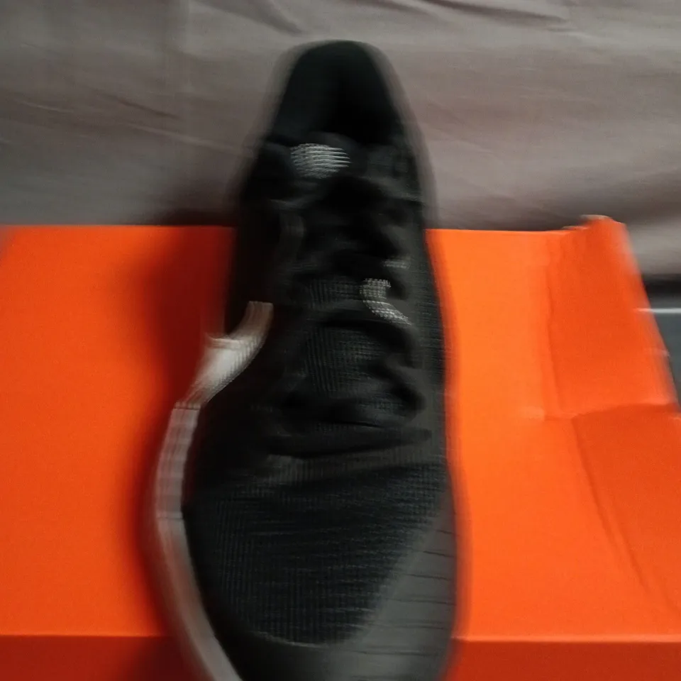 BOXED PAIR OF NIKE ZOOM GP CHALLENGE PRO TRAINERS - UK SIZE 8.5