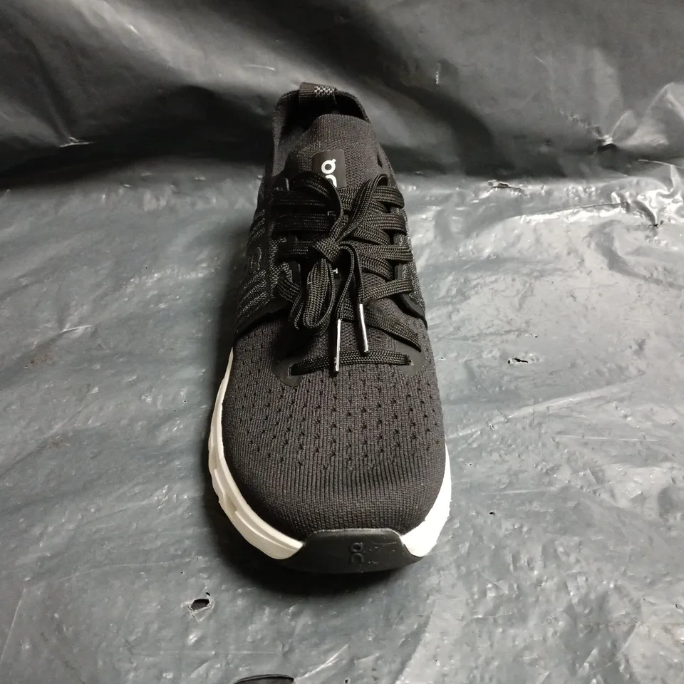 PAIR OF ON CLOUDSWIFT TRAINERS IN BLACK SIZE UK 4