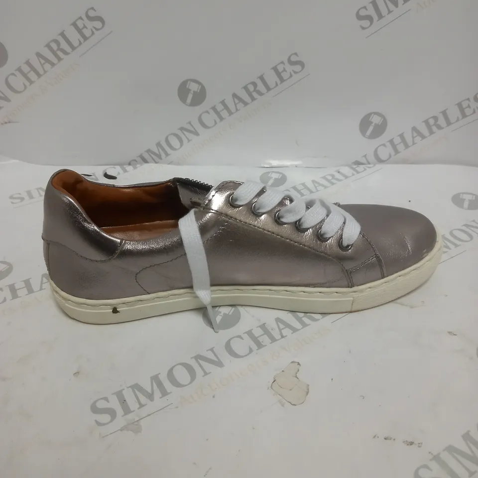 PAIR OF MAISON DE NIMES LEATHER ZIP SIDE TRAINERS IN PEWTER - SIZE 5 