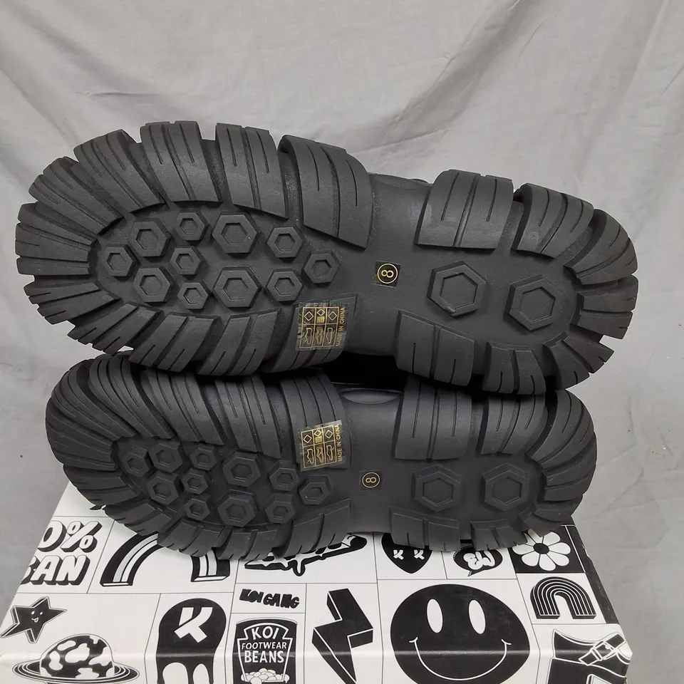 BOXED KOI INVADING RAPTURE MEN'S BIKE CHAIN TREAD TRAINERS IN BLACK - UK 8