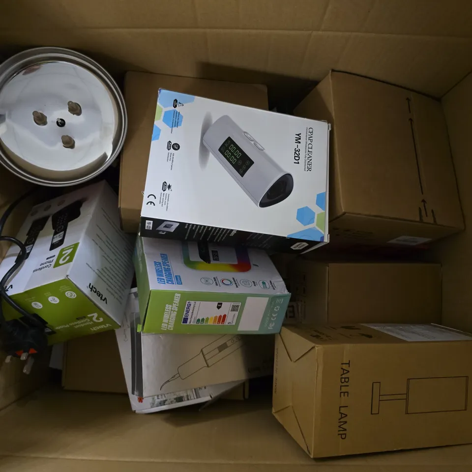 APPROXIMATELY 20 ASSORTED ELECTRICAL ITEMS TO INCLUDE ELECTRIC TEETH CLEANER, TABLE LAMP, CPAP CLEANER, ETC - COLLECTION ONLY 