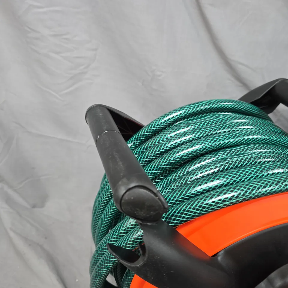 GARDEN HOSE REEL WITH GREEN HOSE AND SPRAY NOZZLE – HAND-CRANK