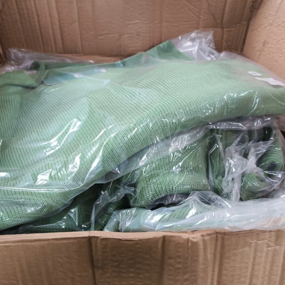 APPROXIMATELY 25 ASSORTED WOMENS CLOTHING ITEMS IN VARIOUS SIZES & STYLES