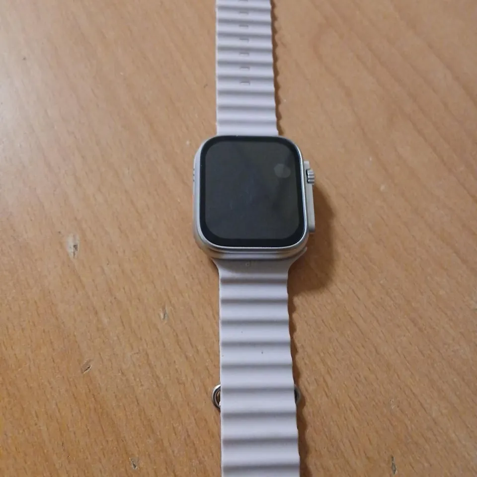 SQUARE SMARTWATCH WITH WHITE SILICONE STRAP – ALUMINIUM CASE