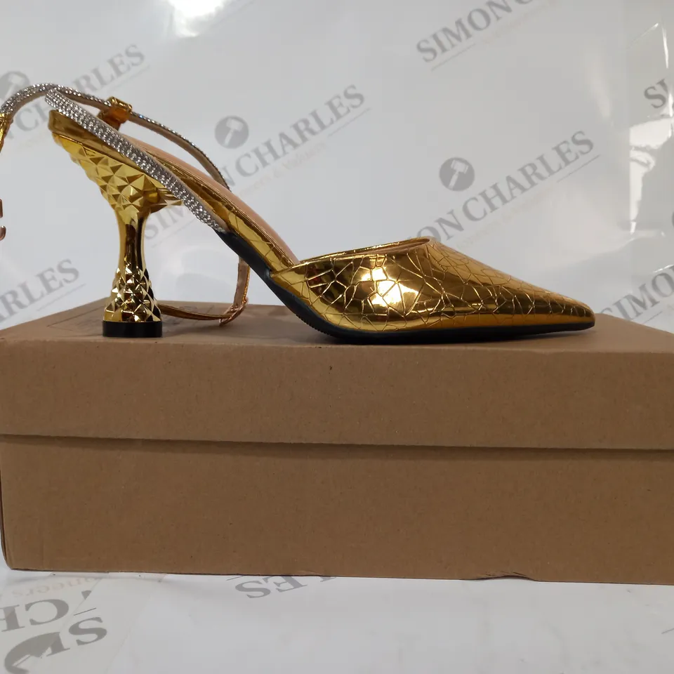 BOXED PAIR OF DESIGNER POINTED TOE HEELS IN METALLIC GOLD W. JEWEL EFFECT STRAP EU SIZE 37