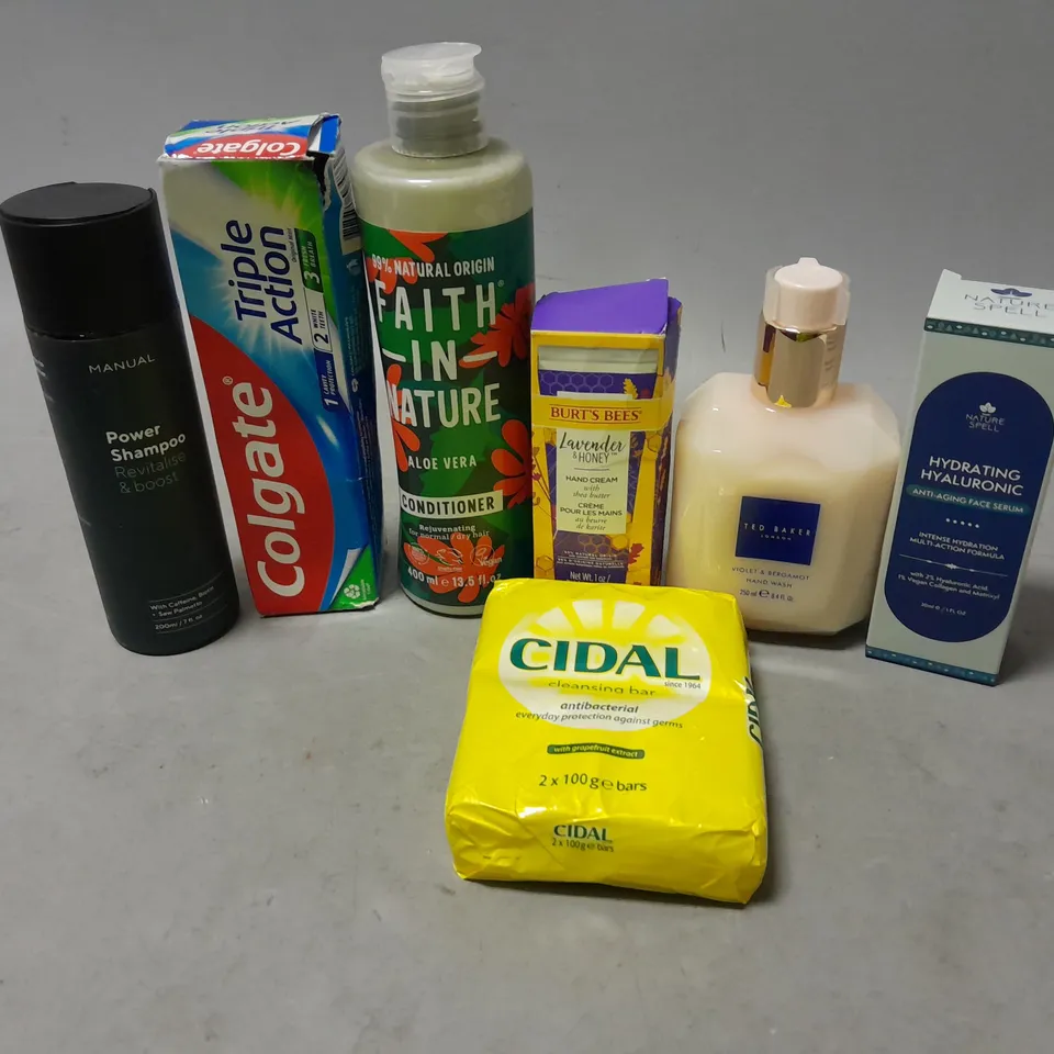 APPROXIMATELY 20 ASSORTED COSMETIC ITEMS TO INCLUDE - COLGATE TRIPLE ACTION TOOTHPASTE - BURT'S BEES HAND CREAM - MANUAL POWER SHAMPOO