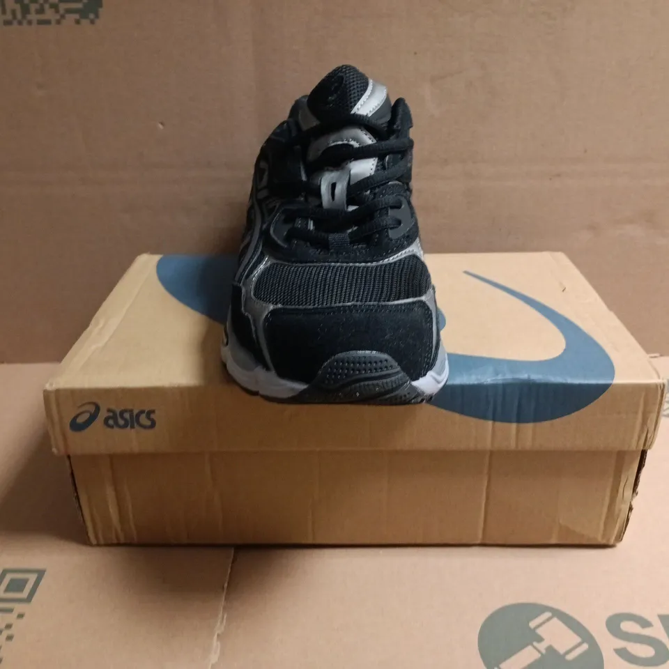 BOXED PAIR OF ASICS TRAINERS IN BLACK/GREY SIZE UK 10