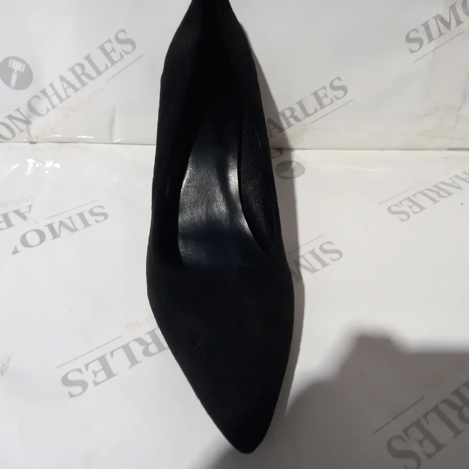 BOXED PAIR OF DESIGNER POINTED TOE BLOCK HEEL SLIP-ON SHOES IN BLACK EU SIZE 41