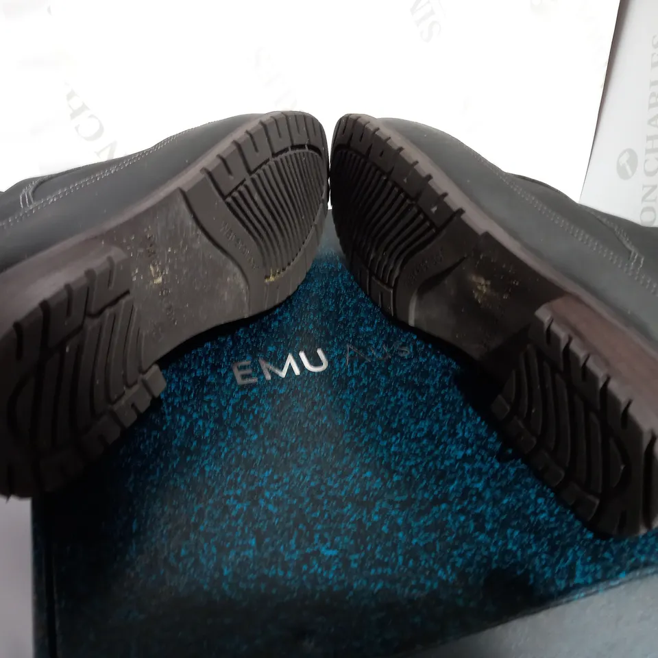 BOXED PAIR OF EMU DARK WALKING GREY BOOTS - SIZE 7